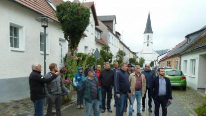 Archivbild: Portner
Der Stadtrat unternahm im Sommer 2020 einen Rundgang durch Schönsee. Mit dabei waren Sebastian Bezold von der Regierung der Oberpfalz (rechts) und Korbinian Kroiß (Büro Nonconform, Zweiter von links).