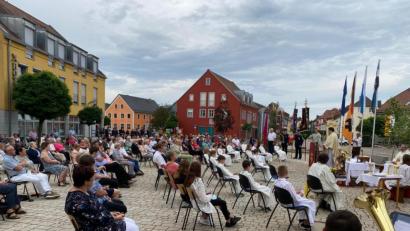 Bild: Rosenberg/exb
Rund 220 Besucher kamen zum Mutter-Anna-Gottesdienst auf den Marktplatz.