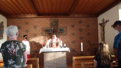 Bild: gi
Pfarrer Udo Klösel feierte mit den Bewohnern der Ortschaft Gaisheim und auch anderen Besuchern den Gottesdienst zum Patrozinium der St. Jakobus Kapelle.
