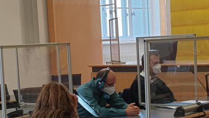 Bild: gib
Über Kopfhörer hört der Angeklagte bei der Verhandlung vor dem Landgericht Regensburg die Simultanübersetzung eines Dolmetschers.