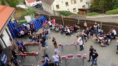 Bild: David Martynec/exb
Der Ball muss in den Becher - wer zielt präziser? Dieses Bild zeigt den Fuchsbeck-Hof beim 1. Bierpong-Turnier 2020. Am Samstag werden für das 2. Turnier 250 Gäste aus ganz Bayern und darüber hinaus erwartet.