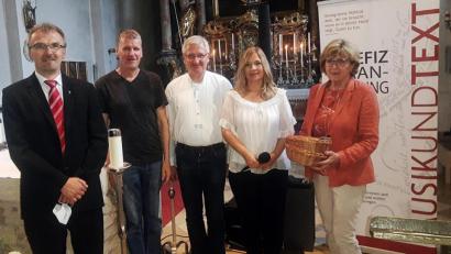 Bild: ld
Heidi Reil (Zweite von rechts) bestritt den musikalischen Teil des Abends, den Wolfgang Göldner (Zweiter von links) für „Musik und Text“ organisiert hatte. Johanna Schirdewahn (rechts) konnte für "Asante e.V." 1280 Euro für die Arbeit in Tiwi in Kenia entgegennehmen.