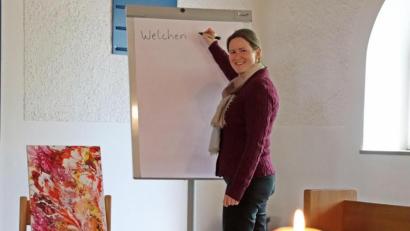 Archivbild: jma
Pfarrerin Anne Utz bei der Vorbereitung eines Gottesdienstes