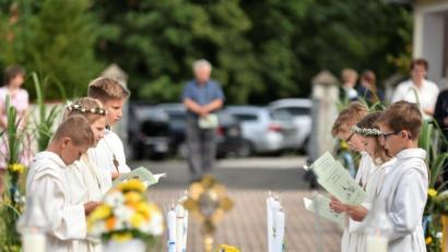 Bild: Anna Sauerbeck/exb
Sechs Kindern begehen in Paulsdorf ihre Erstkommunion (von links, von vorn nach hinten): Jonas Brunner, Larissa Schwarz und Lukas Schwarz sowie Simon Ott, Matilda Pinzenöhler und Luis Lindenthal.