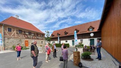 Bild: wg
Die diesjährige Versammlung der Lohhäuser-Gemeinschaft fand erstmals im neuen „Mühlenhof“ statt. Bei einem Rundgang wurde alles bewundert.
