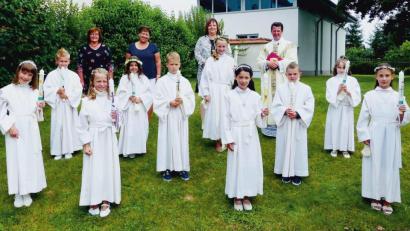 Bild: R. Kreuzer 
Die Kommunionkinder aus Mantel und Neunkirchen im Pfarrgarten mit den Katechetinnen Anna Wolf, Anja Fröhlich und Veronika Tafelmeier sowie Pfarrer Thomas Kohlhepp (hinten, von links).