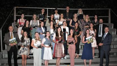 Bild: lg
Insgesamt 24 Abiturienten haben am Ortenburg-Gymnasium einen Notendurchschnitt von 1,0 bis 1,5 erzielt. Es gratulieren (von rechts) Schulleiter Ludwig Pfeiffer und Oberstufenkoordinator Stefan Obendorfer sowie Oberviechtachs Dritter Bürgermeister Günter Gilch (links).