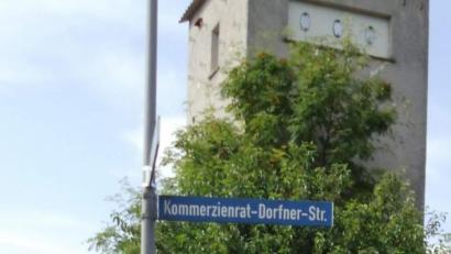Bild: u
Am Ortsausgang Hirschaus in Richtung Großschönbrunn verläuft nördlich der Staatsstraße 2123 parallel zu ihr die Kommerzienrat-Dorfner-Straße. Benannt ist sie seit 1930 nach dem Unternehmer Hermann Heinrich Dorfner. Im Bild: Bürgermeister Hermann Falk (l.) und Stadtheimatpfleger Sepp Strobl (r.).