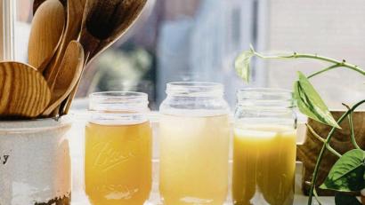 Bild: Haley Hunt Davis/VAK Verlag/dpa
Mit wenigen Zutaten und etwas Zeit gelingt eine schmackhafte Knochenbrühe.