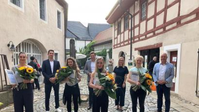 Bild: stg
Die Nachwuchspreise der Luisenburg-Festspiele gingen in diesem Jahr an Janina Raspe (3.v.l.) und Anastasia Troska (5.v.l). Den "Extra-Applaus" erhielten Michèle Jagielle (l.) und Fenja Makosch (2.v.r.).