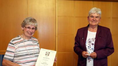 Bild: bmr
Vorsitzende Helga Heger (rechts) dankt Annemarie Strobel für 50 Jahre Singen im Chor.