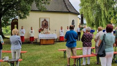 Bild:  Franz Weiß /exb
Pater Clemens vor der Kapelle in Karmensölden.