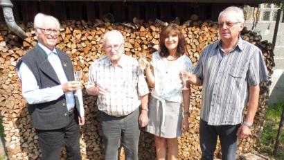 Bild: ibj
Dem Jubilar Anton Platzer (Zweiter von links) gratulieren Pfarrer Hans Peter Heinl (links), Seniorenkreismitarbeiter Erich Freisinger (rechts) und Dritte Bürgermeisterin Evi Höllerer.