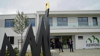 Bild: Eger
Künstler Erwin Otte (Mitte) beschrieb seine Skulptur „Dynamik“. Kewog-Geschäftsführer Bernd Büsching (links) und Landrat Roland Grillmeier enthüllten das Goldene Haus an der Spitze des Kunstwerks.