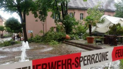Symbolbild: Henry Mungenast/dpa
Am Schlossplatz in Rastatt liegt ein großer Baume auf den Tischen eines Restaurants.