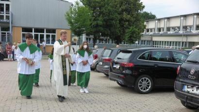 Bild: jzk
Nach dem ersten Sonntagsgottesdienst segnete Stadtpfarrer Thomas Kraus die Fahrzeuge auf dem Schulplatz der Grund- und Mittelschule.