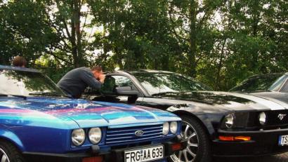 Archivbild: Jeff Fichtner
Rechts steht das große Vorbild, ein Ford Mustang, links Europas Antwort auf den US-Boliden, ein Ford Capri.