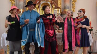 Bild: bnr
Für Frohsinn und Schwung sorge die Pariser Dame (Petra Müller) mit ihrem Lied "Ein Mann wie Du".