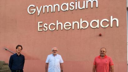 Bild: stg
Fördervereins-Vorsitzender Andreas Wagener (von links) würdigte in der Jahreshauptversammlung des Vereins der Freunde des Gymnasiums Eschenbach die Verdienste des neuen Ehrenvorsitzenden Hubert Haberberger sowie des scheidenden Schulleiters Peter Schobert.