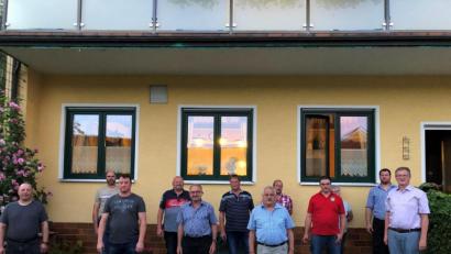 Bild: Michael Kiener/exb
Die neue gewählte Vorstandschaft des Kleintierzuchtvereins Unterauerbach mit Martin Scheuerer (Dritter von rechts) an der Spitze zusammen mit Bürgermeister Franz Grabinger (rechts).