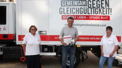 Bild: wro
Insgesamt 50 Mal spendete Thomas Träger Blut, um damit Leben zu retten. Im Namen des BRK bedankten sich Petra Meierl (links) und Conny Klarner (rechts).