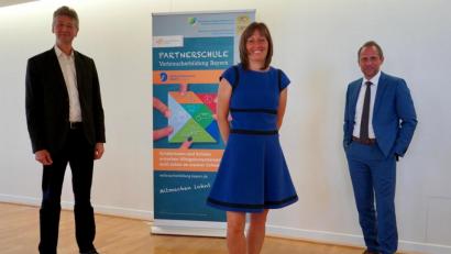 Bild: Heike Spruth/Team Partnerschule Verbraucherbildung Bayern/exb
Kultusminister Prof. Michael Piazolo, die Stellvertretende Landesvorsitzende des Verbraucherservice Bayern, Eva Fuchs, und Verbraucherschutzminister Thorsten Glauber (von links) zeichneten die Schulen aus-