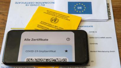 Symbolbild: Stefan Puchner
Ein Impfzertifikat auf Papier, ein Impfpass und ein digitaler Nachweis: Wegen einer Sicherheitspanne können Apotheken aktuell keine Zertifikate ausstellen.