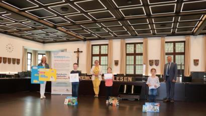 Bild: Landratsamt Tirschenreuth/Claus Oberndorfer/exb
Christoph Krauthan, Marlies Lehner und Marie Möstl (vorne, von links) erhielten ihre Preise vom Kreativwettbewerb. Landrat Roland Grillmeier, Sonja Schmid, Koordinatorin der Partnerschaft für Demokratie im Landkreis Tirschenreuth, und Herta Zölch, stellvertretende Leiterin der Stadtbücherei Tirschenreuth (von rechts), gratulierten.