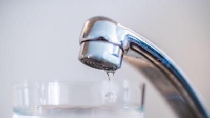 Bild: Lino Mirgeler/dpa
Wasser läuft aus einem Wasserhahn in ein Glas. Im niedersächsischen Lauenau ist die Wasserversorgung am Samstag zusammengebrochen.
