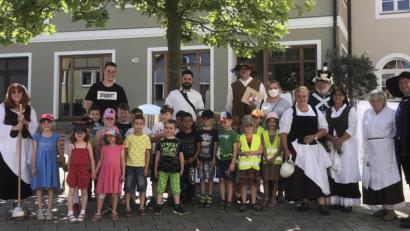 Bild: krb
Die Buben und Mädchen des Kindergartens sind begeistert von der etwas anderen Stadtführung in Neustadt.