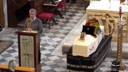 Bild: Bernardette Pfeifer/St. Leonhard/ exb
Im Anschluss an das Requiem würdigte der Fuchsmühler Bürgermeister Wolfgang Braun die Verdienste Matthias Raffls um die Gemeindepartnerschaft.