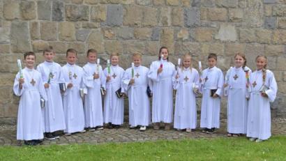 Bild: Jochen Schwab
Die Erstkommunionkinder, die nicht gemeinsam feiern konnten, trafen sich am letzten Festtag zum Gemeinschaftsfoto vor der St. Jakobus Kirche.