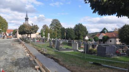 Bild: ws
Die alte Friedhofsmauer in Bärnau wurde entfernt. Auf den Fundamenten wird eine Bruchsteinmauer errichtet. Das genaue Aussehen wird auch das Denkmalamt mit bestimmen: Die Stadt plant, die Arbeiten über den Winter durchführen zu lassen.