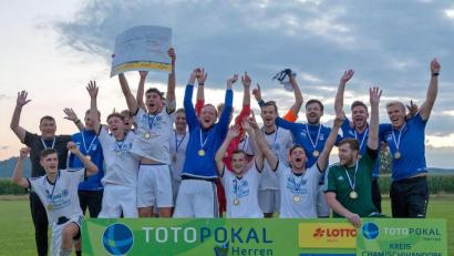 Bild: Uschold
Der Jubel kannte keine Grenzen: Der SV Schwarzhofen ist Totopokal-Sieger. Er besiegte am Mittwochabend den SC Katzdorf mit 4:0.