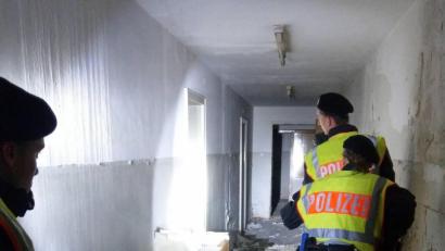 Bild: Bereitschaftspolizei/exb
Vorsichtig tastet sich die Streife vor: Schüler der Bereitschaftspolizei durchsuchen zu Übungszwecken ein düsteres Industriegebäude auf dem Maxhütten-Areal.