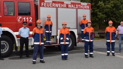 Bild: fla
Eine perfekte Leistungsprüfung hat die Jugendfeuerwehr Waldthurn am Montagabend abgelegt. Zu den ersten Gratulanten zählten (von links) Kreisbrandmeister Matthias Schmidt, Jugendwart Josef Pflaum junior und Kreisbrandmeister Alexander Kleber. Auch Schiedsrichter Dieter Malzer (rechts) und stellvertretender Bürgermeister Roman Bauer (Zweiter von rechts) gratulierten den Jugendlichen.