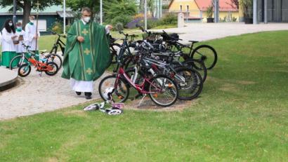 Bild: njn
Im Anschluss an den Gottesdienst segnete Pfarrer Martin Besold die Fahrräder, die um den Brunnen aufgestellt waren, sowie die Fahrzeuge auf dem Festplatz.
