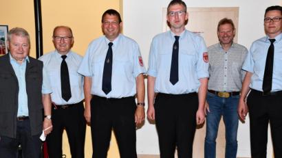 Bild: sche
Den im Amt bestätigten Kommandanten der Feuerwehr Aschach, Norbert Hiller und Stefan Müllner (Dritter und Vierter von links), gratulieren Altbürgermeister Norbert Probst, Kreisbrandinspektor Hubert Blödt, Bürgermeister Alwin Märkl und Kreisbrandmeister Armin Daubenmerkl.