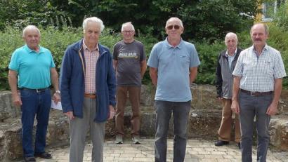 Bild: lgc
Die komplette Riege der Feldgeschworenen mit den neugewählten Obmännern: Bürgermeister Johannes Schmid (von links), Georg Walberer, Albert Schwemmer, Herbert Schmid, Obmann Oswald Weidner, Franz Fehlner, stellvertretender Obmann Josef Nickl, Rudi Rauh.