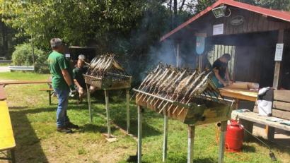 Bild: soj
Der "Steckerlfisch" war beim Fischerfest schon immer sehr gefragt!