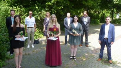 Bild: pad
Die Besten der Zehnten Klassen (von rechts): Rektor Peter Danninger, Lehrer Armin Küst, Eilika Oseloff (Klasse M10.2/1,33), Konrektor Harald Röbl, Veronika Lösl (M10.1/1,44), Bürgermeisterin Brigitte Bachmann, Bürgermeister Peter Achatzi, Christina Hubner (M10.1/1,44), Lehrer Marius Glombitza.