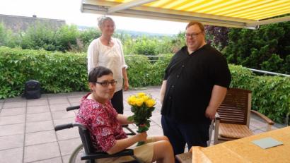 Bild: hka
Rosen für Barbara Kurz und den Pflegepreis der Bayerischen MS-Stiftung für Andreas Hager hat Christiane Heigl (Mitte) mitgebracht.