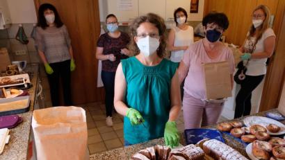 Bild: le
Mitglieder des Evangelischen Frauenbunds verkauften nach dem Gemeindetreffen Kuchenpakete. Der Erlös kommt Kindern in der Unwetterregion zugute.