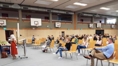 Bild: Susanne Wagner/exb 
Im Gymnasium trafen die Schüler erstmals ihre Mentoren in der Berufsorientierung.