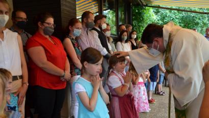 Bild: gi
Abschluss-Gottesdienst im Kindergarten. Die Buben und Mädchen gestalteten ein Legebild und erhielten den Segen von Pfarrer Udo Klösel.