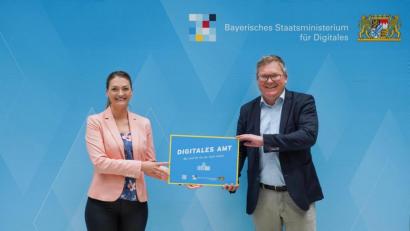 Bild: Pressestelle Digitalministerium Bayern
Digitalministerin Judith Gerlach und der Amberger Oberbürgermeister Michael Cerny bei der Verleihung des Siegels "Digitales Amt" in München.