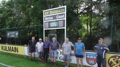 Bild: ak
Das Montagsteam des Sportvereins hat nicht nur die Vorarbeiten übernommen, sondern auch beim Aufstellen der Anzeigetafel mitgeholfen.