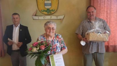 Bild: fz
Bürgermeister Dietmar Schaller (links) und Oberpfalz-Medien-Gebietsleiter Gerhard Wölfel (rechts) würdigen ein "halbes Jahrhundert" Zeitungsaustragen von Clothilde Jarczak.