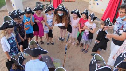 Bild: fks
Nach einer langen und aufregenden Schatzsuche fanden die Piratenvorschulkinder einen Schatz im Sandkasten, der gerecht untereinander aufgeteilt wird.