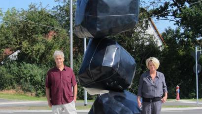 Bild: aks
Ein neuer Blickfang für Amberg: Hanna Regina Uber und Robert Diem stellen ihre Skulptur "connected" vor..